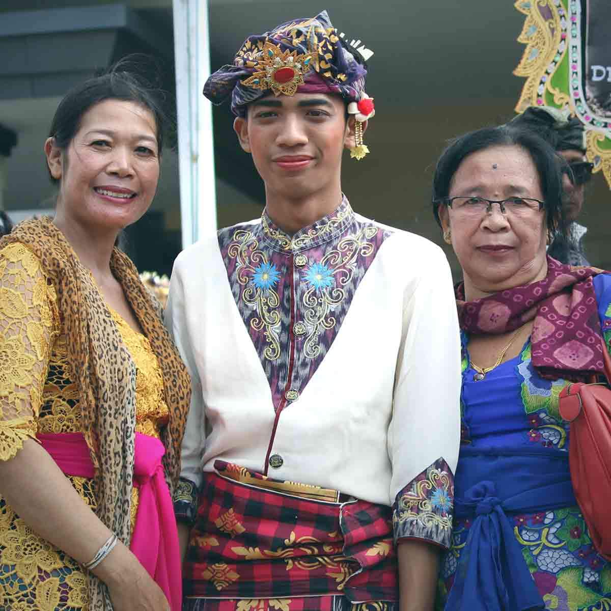 balinese-family-traditional-dress.jpg