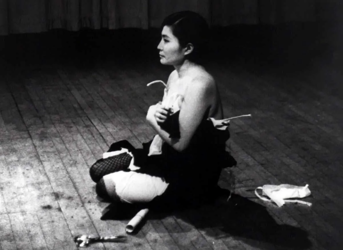 yoko-ono-cut-piece-performance-art-femin