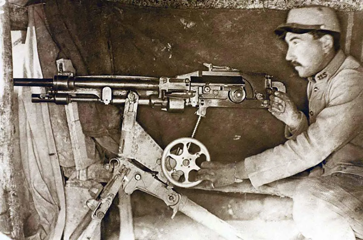 french-machine-gunner-1915.jpg