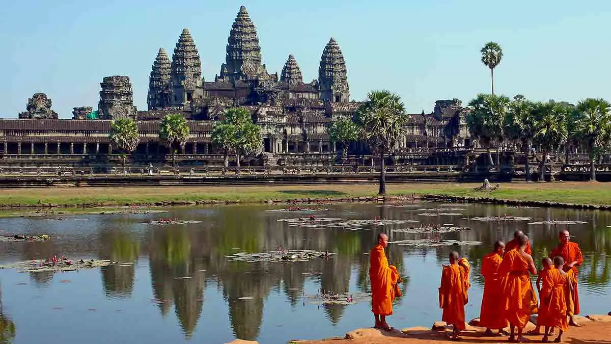 buddhist-monks-angkor-wat-today.jpg