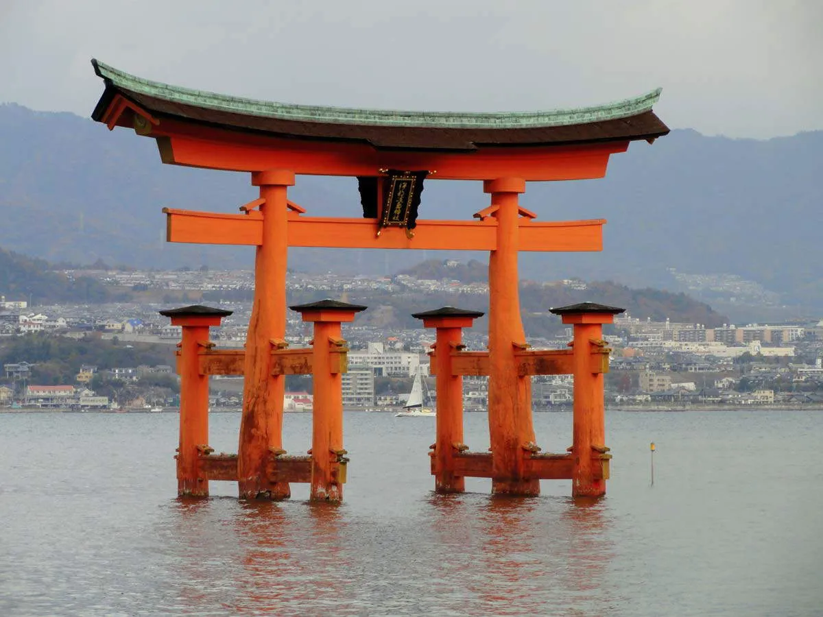 Itsukushima-jinja-torii.jpg