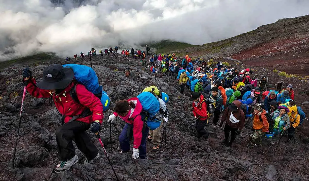 mount-fuji-hikers-ng.jpg