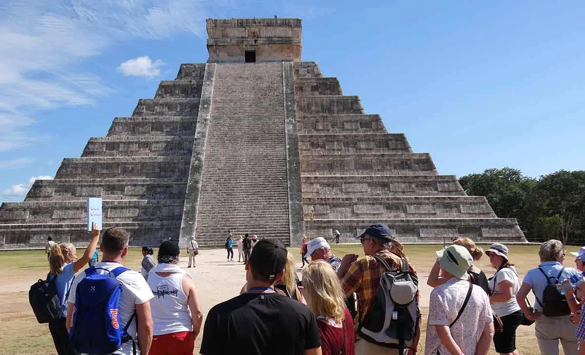 chichen-itza-crowds.jpg