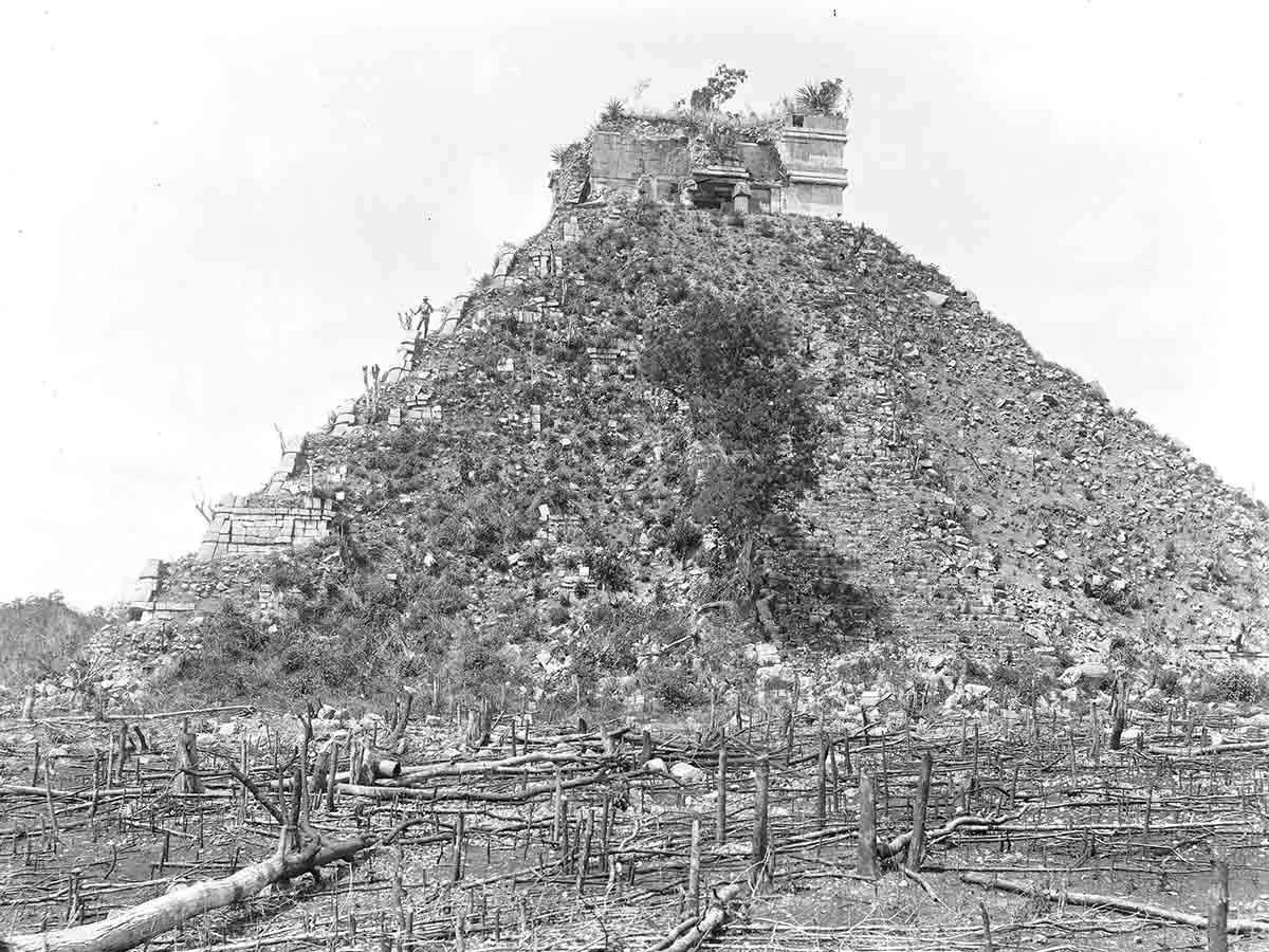 Chichen-Itza-Castillo-Great-Plaza-1889.j