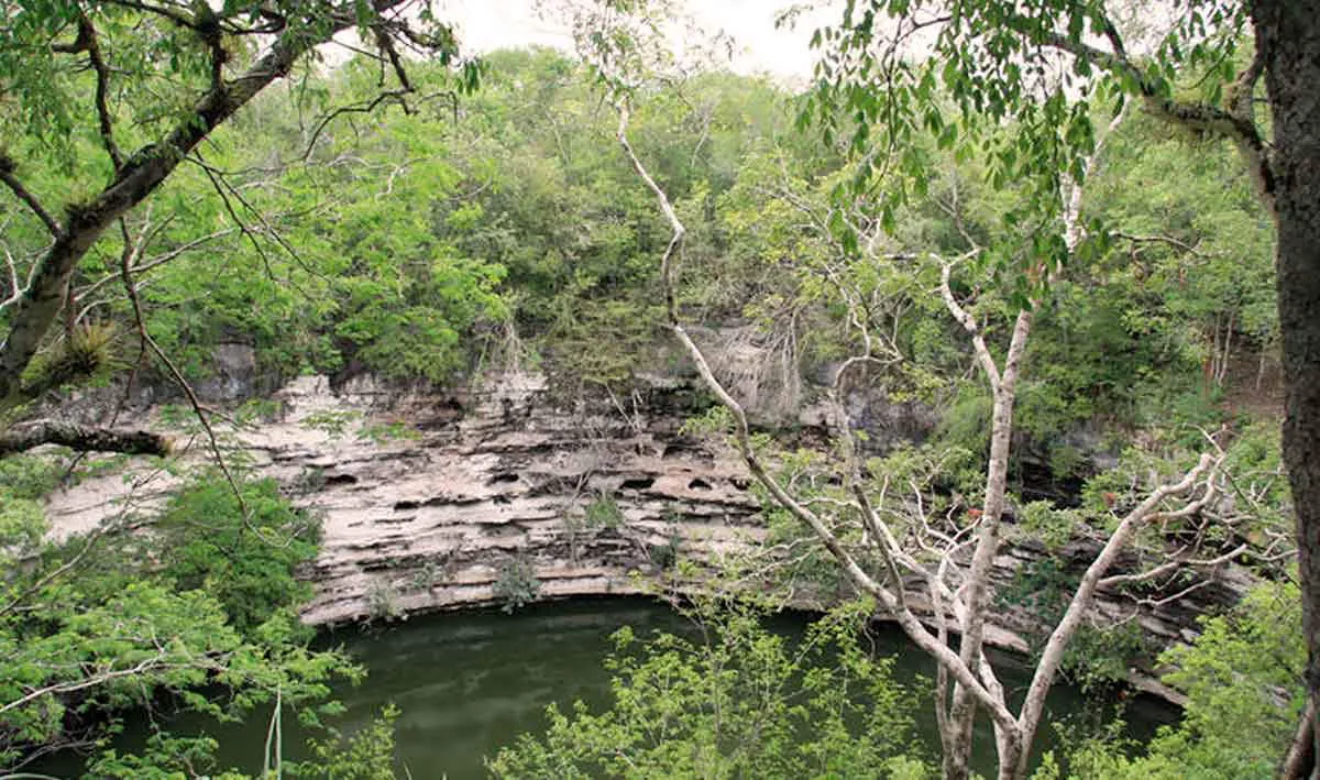 Sacred-Cenote-sacrifice-Chichen-Itza.jpg