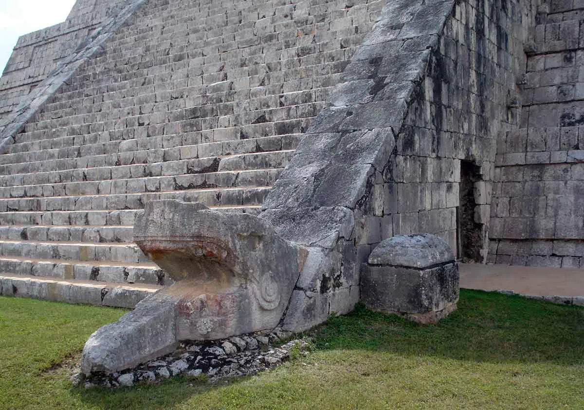 Serpent-Staircase-Pyramid-Kukulkan.jpg