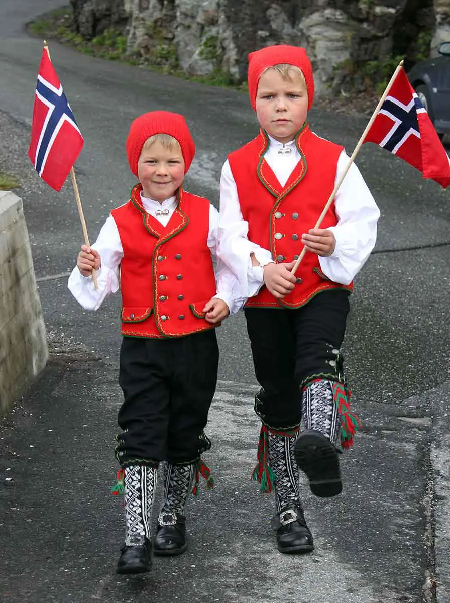 norwegian-children-with-flag.jpg