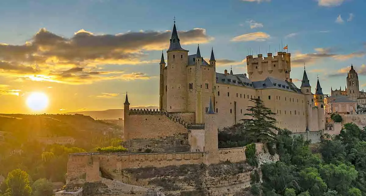 alcazar-segovia-sunset-spanish-castle.jp