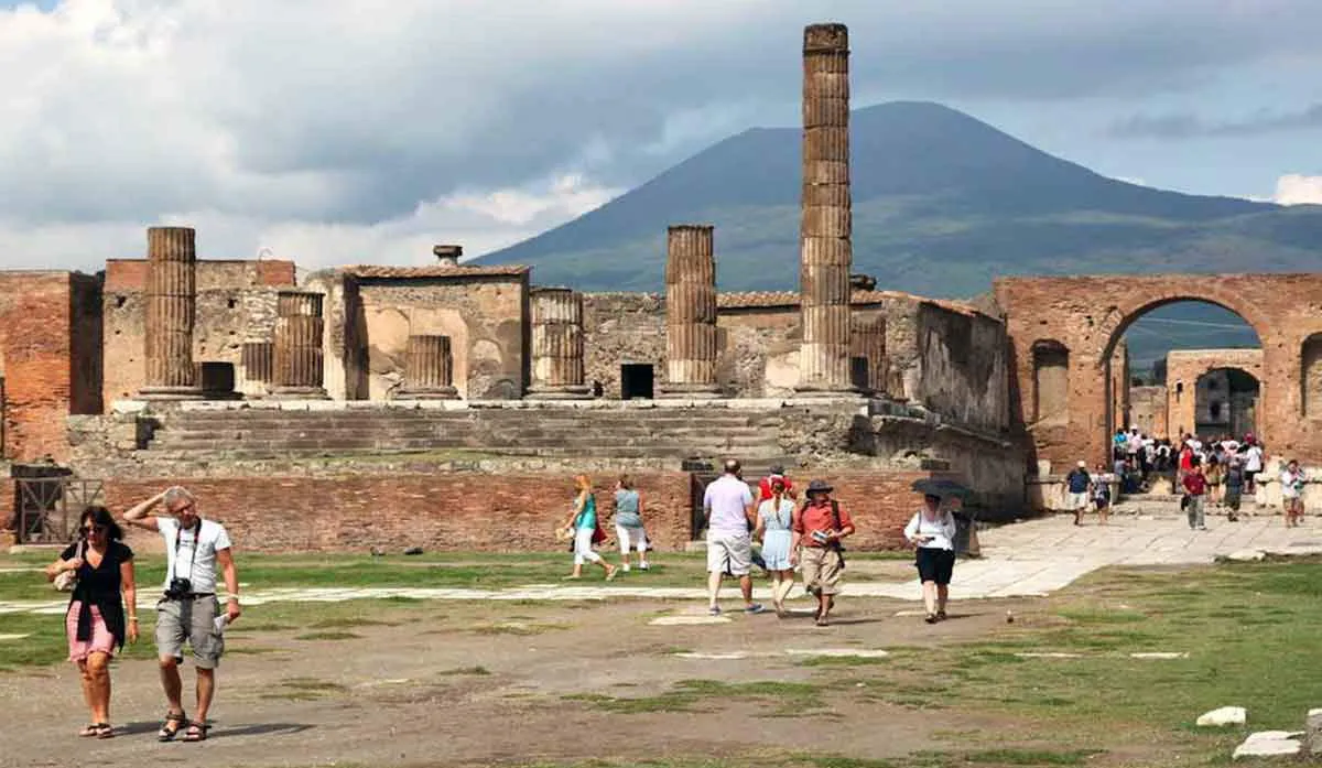 pompeii-visitors.jpg