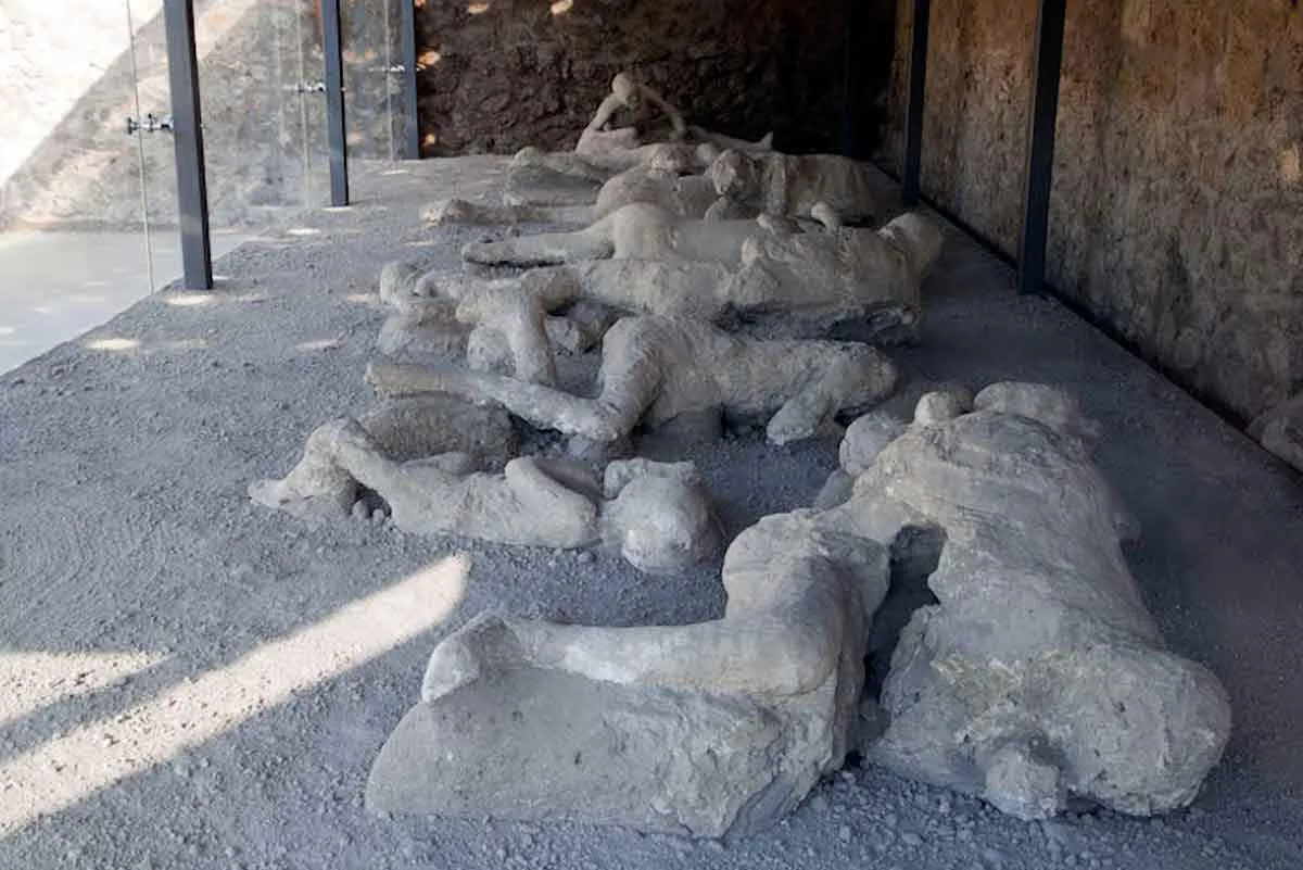 fugitives-pompeii.jpg