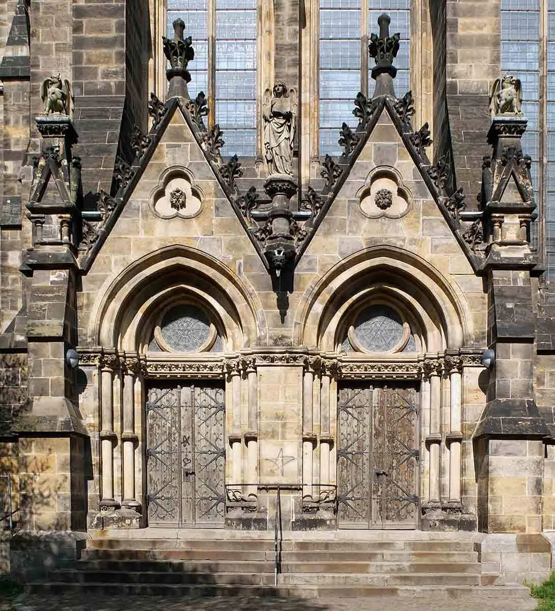 leipzig-peterskirche-portal-j-s-bach.jpg