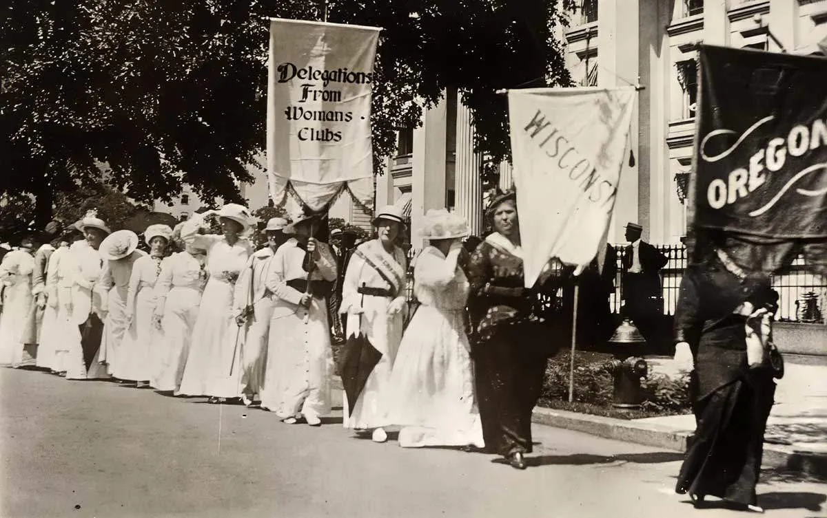 womens-suffrage-parade-washington.jpg