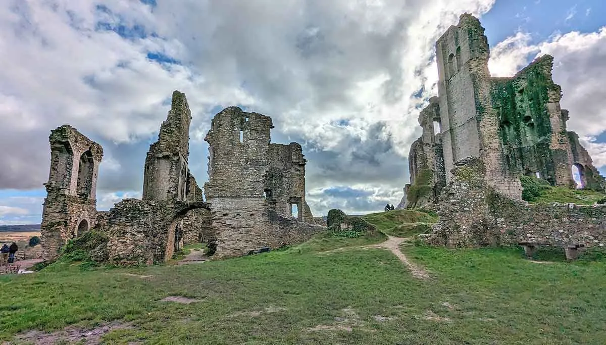 dorset-historical-sites-corfe-castle.jpg