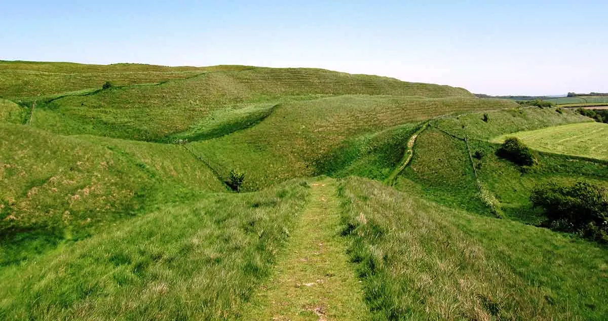 dorset-historical-sites-maiden-castle.jp