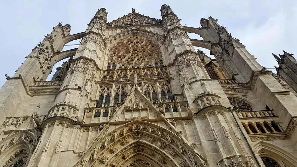 beauvais-gothic-cathedral-west-facade.jp