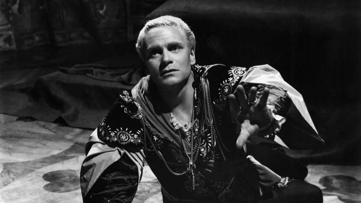 laurence-olivier-hamlet-shakespeare-play