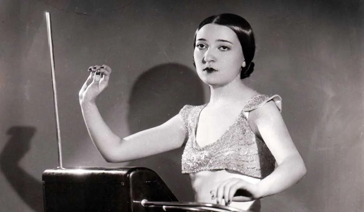 Clara-Rockmore-Theremin.jpg