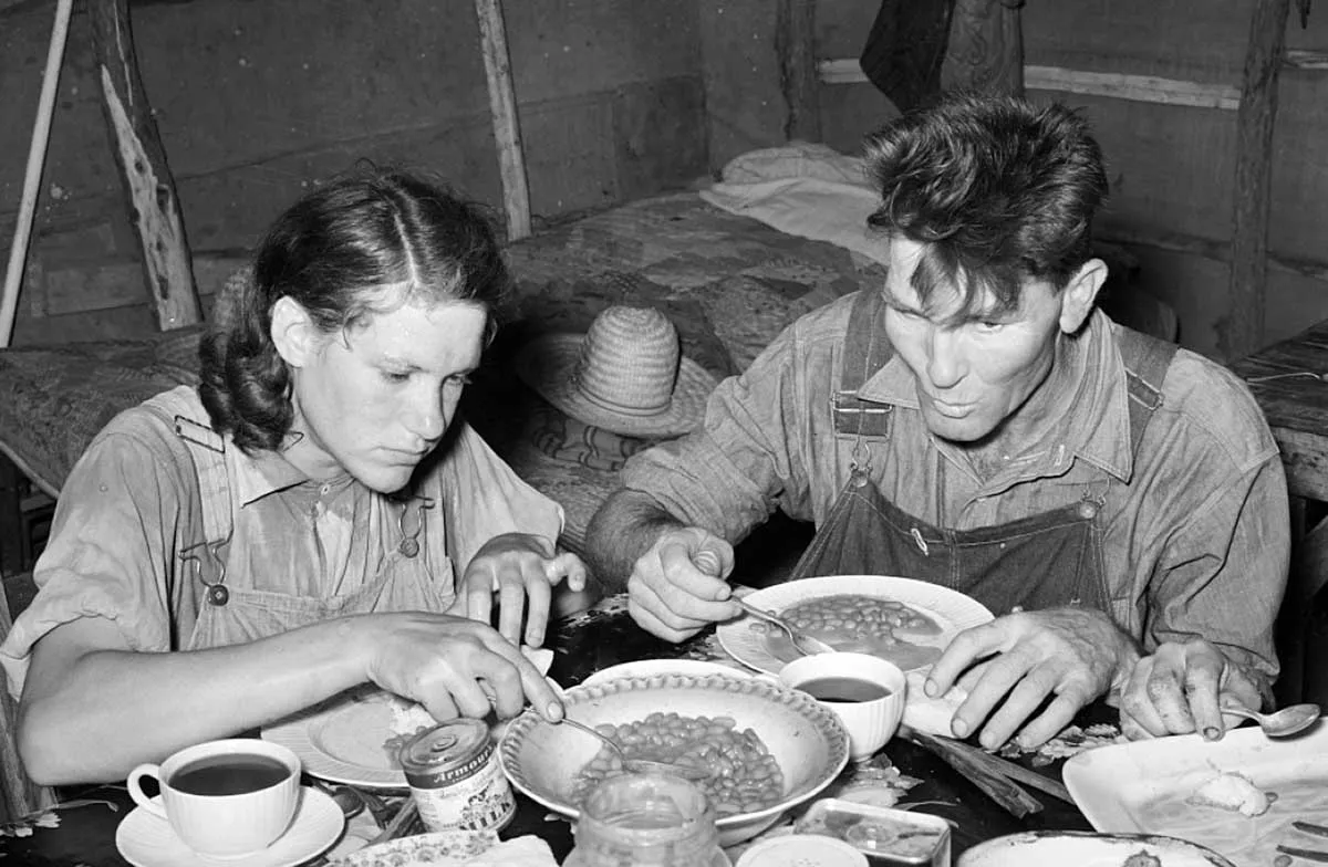 劳动者在俄克拉荷马州吃豆子晚餐 - 1939年 - 大萧条