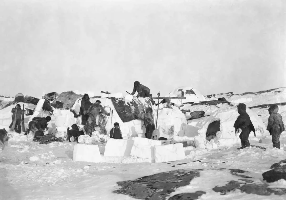 inuit-building-igloos.jpg