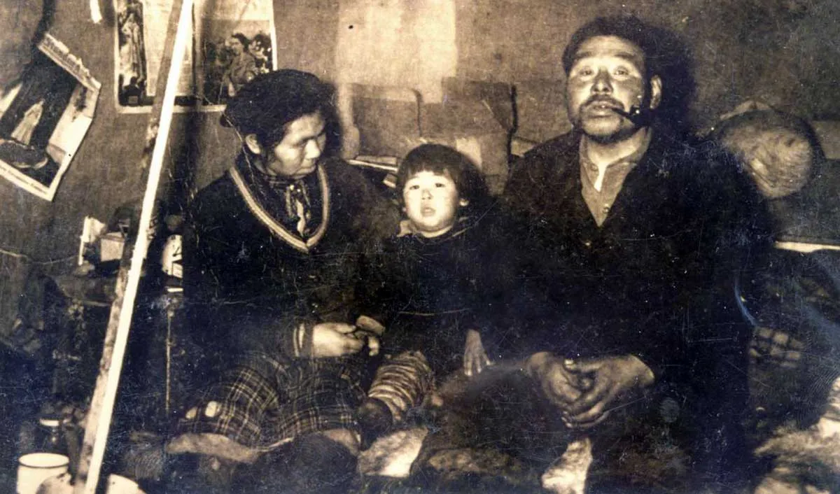 larry audlaluk tent with family