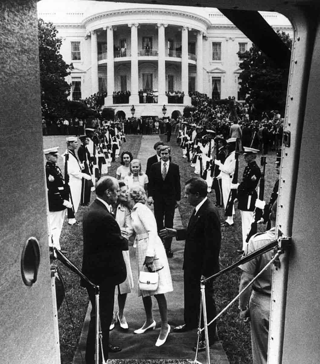 nixon leaving white house