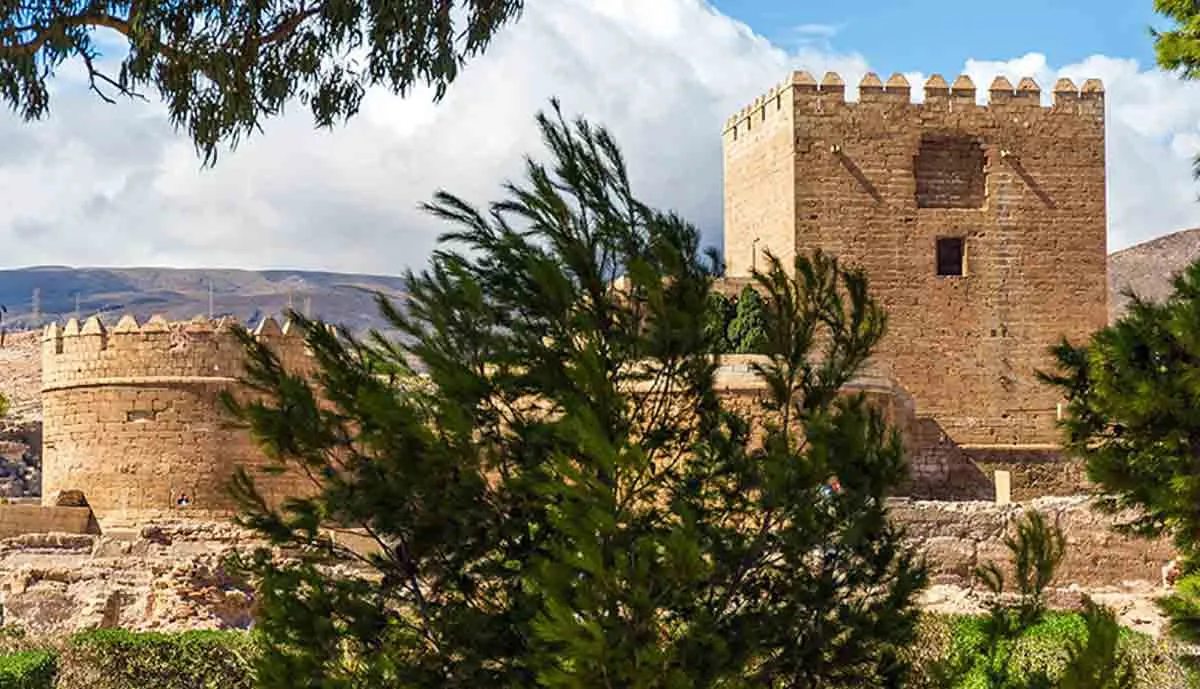 alcazabadealmeria torredehomenaje mountains