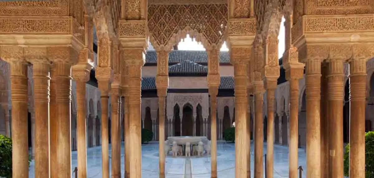 alhambra palace lions courtyard moorish spain