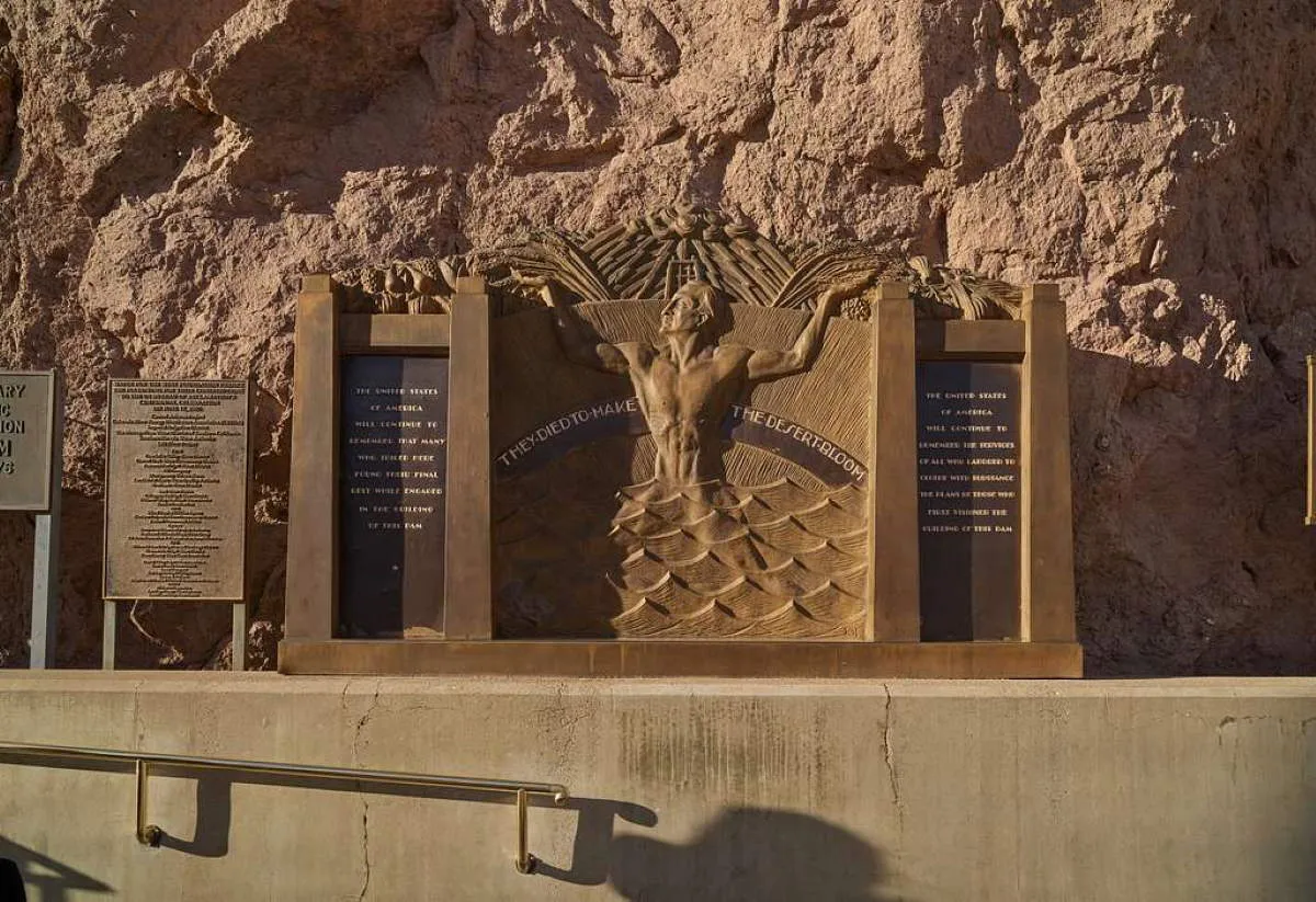 memorial plaque honoring hoover dam workers