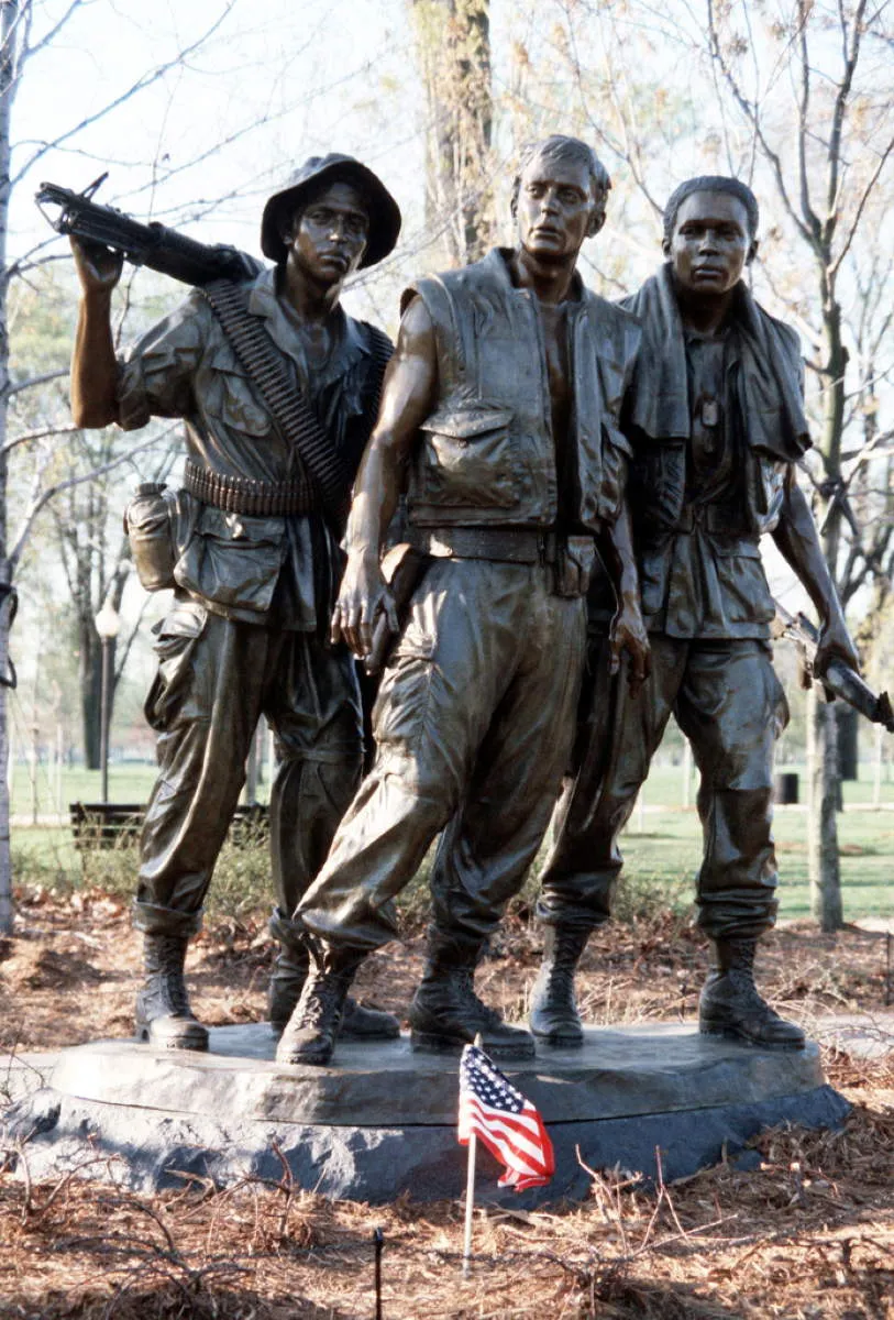 vietnam veterans memorial statue washington dc