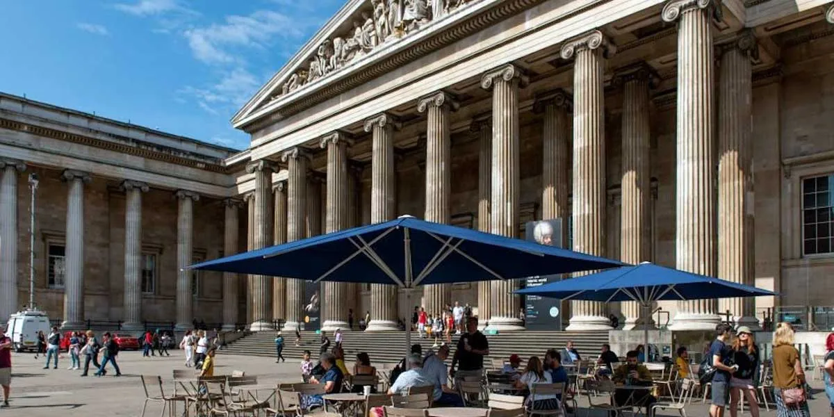 eating outside british museum