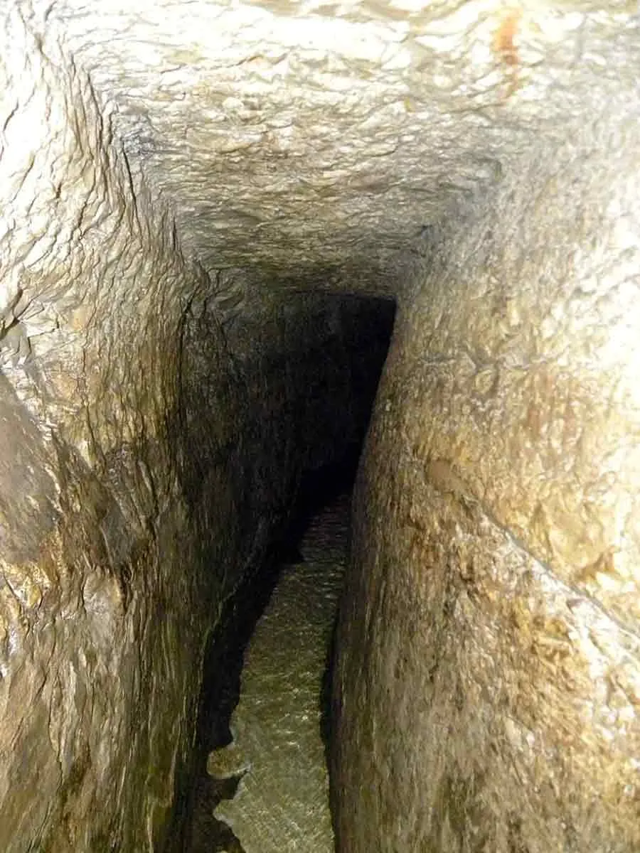 inside hezekiahs tunnel biblical archaeology