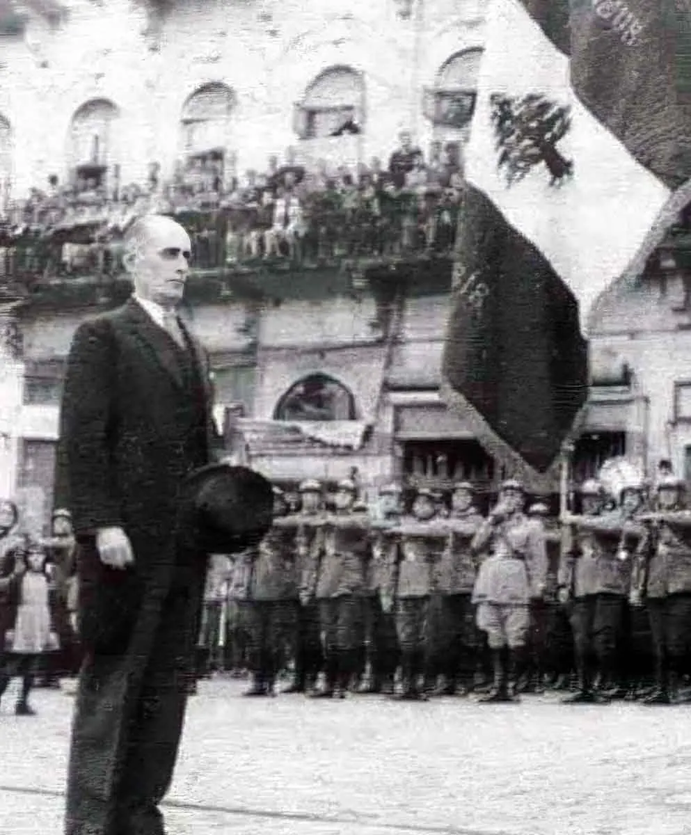 Alfred Naqqache flag salute