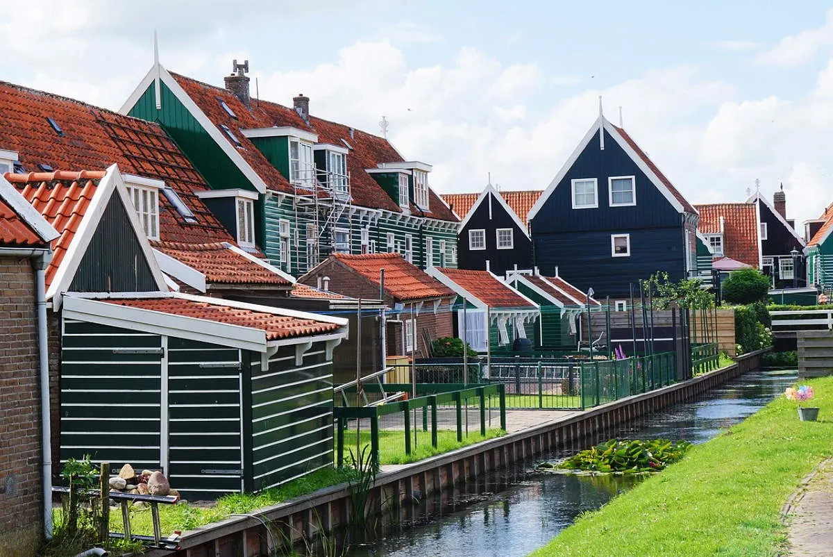 wooden houses marken netherlands