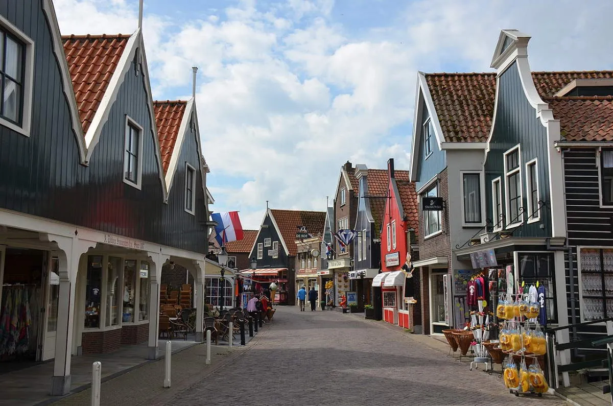 shopping street volendam netherlands