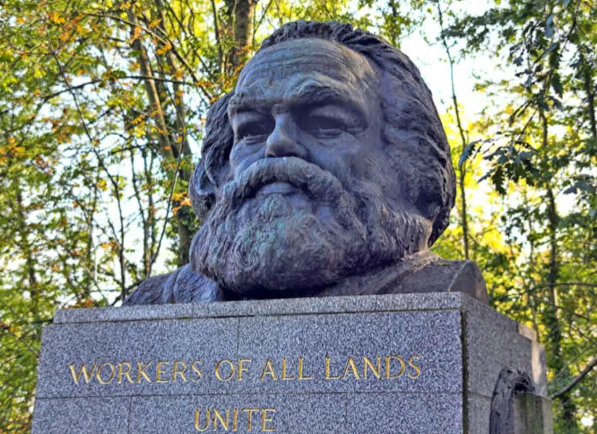 karl marx statue