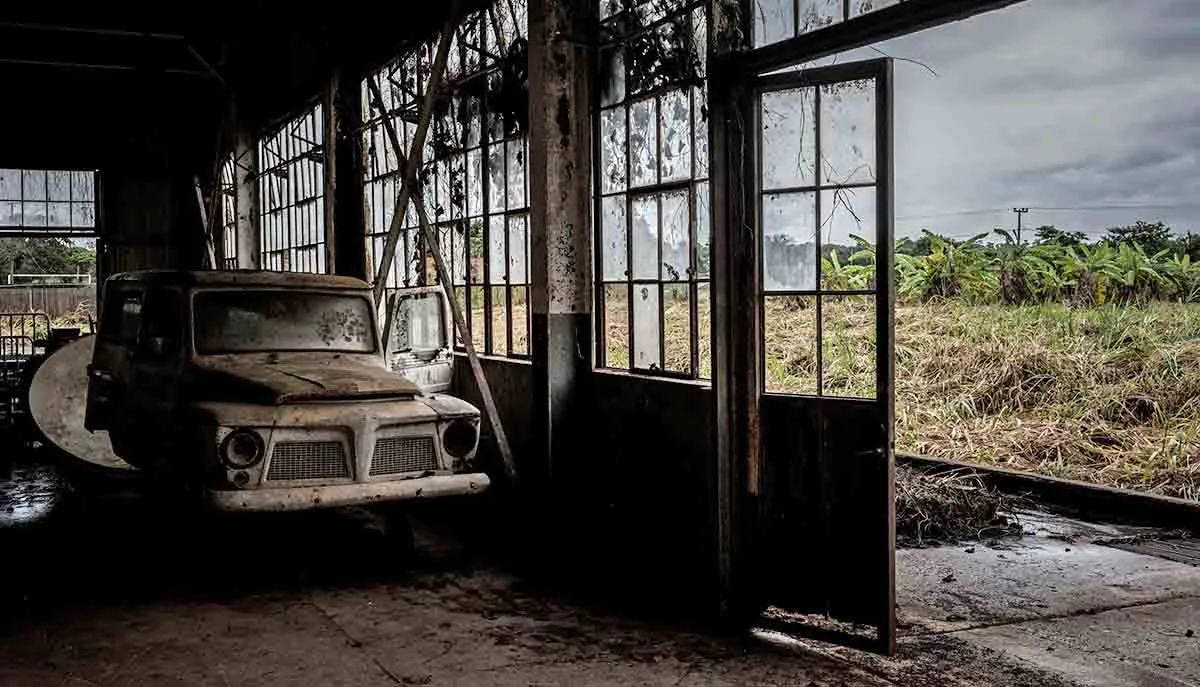 fordlandia-abandoned-car