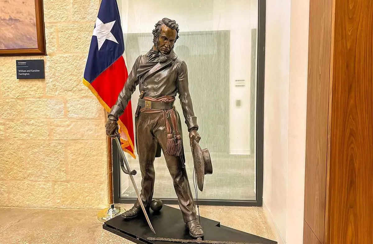 alamo-travis-statue