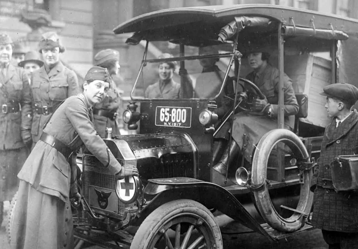 women ambulance photo