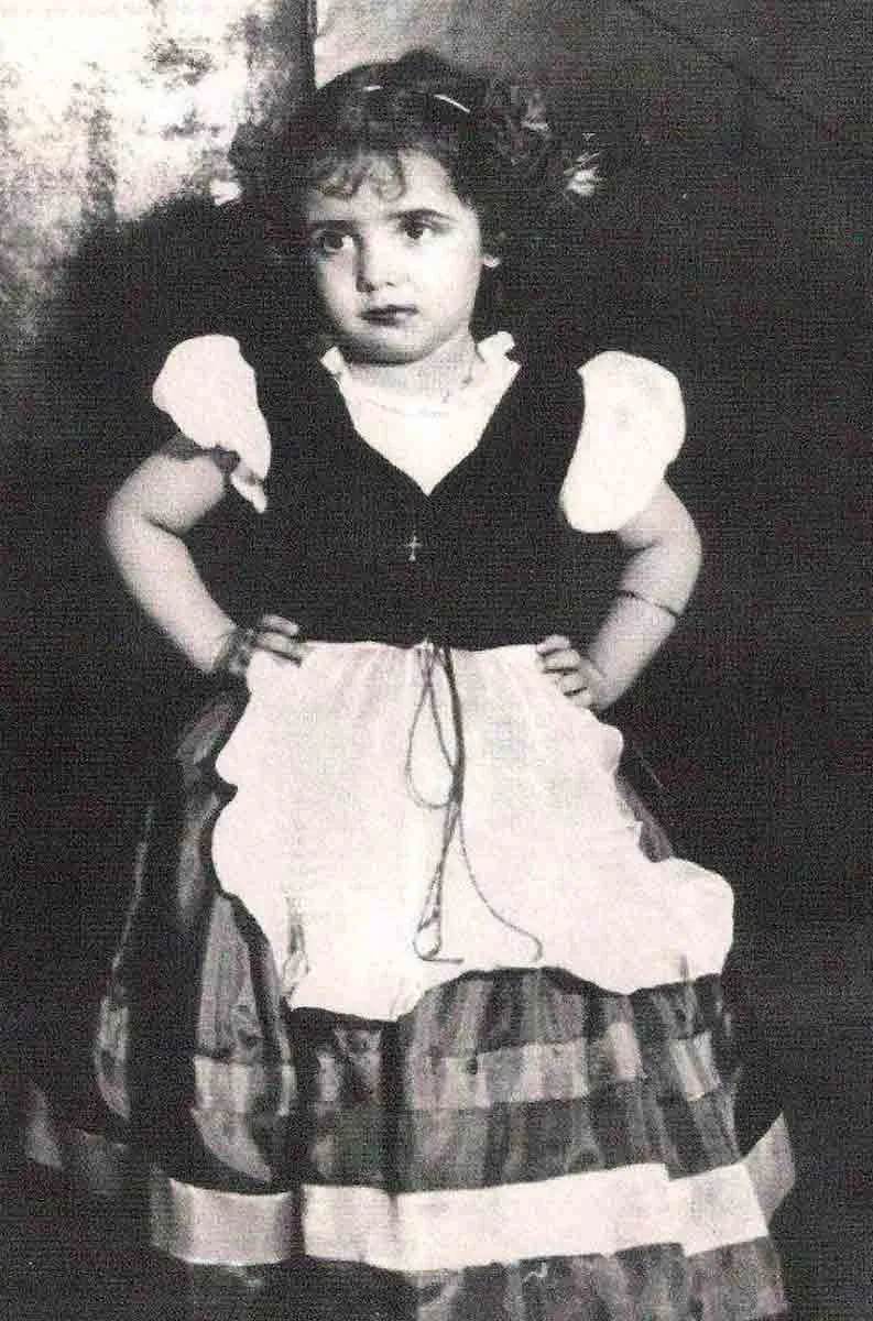 eva perขn young child