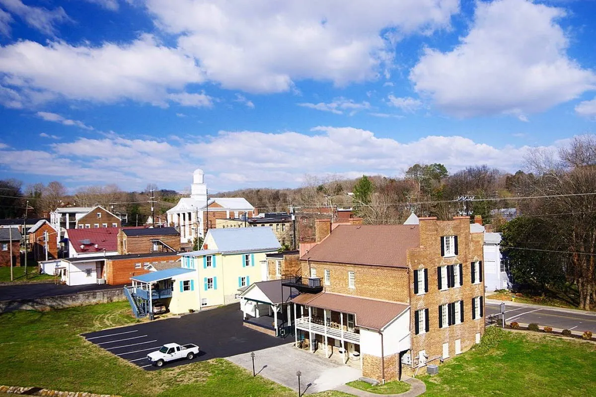 buildings along main street dandridge tennessee