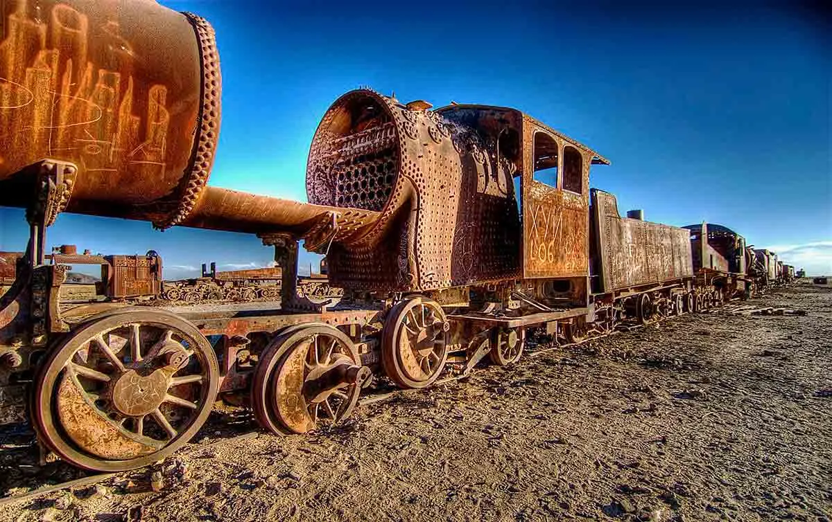 uyuni train cemetery