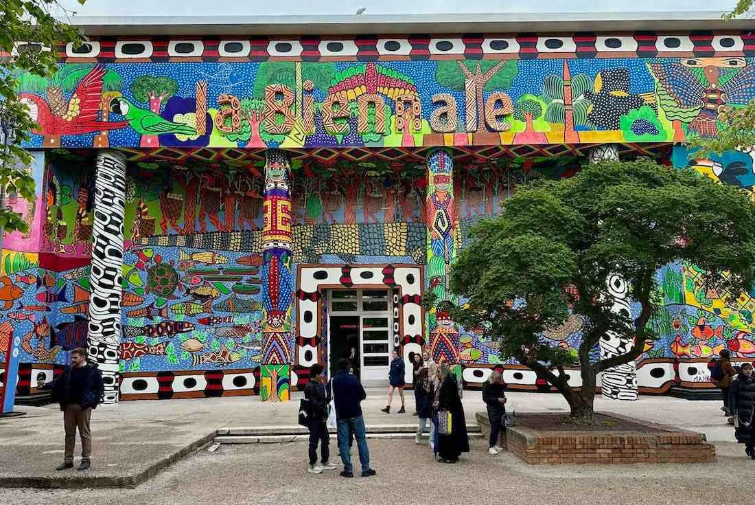 威尼斯双年展：历史、亮点与全球影响