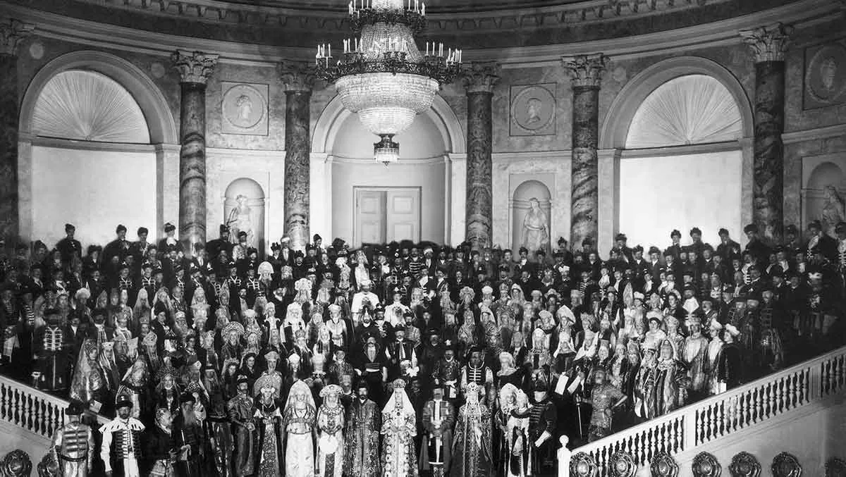 香奈儿的神秘斯拉夫时期
(Xiāngnài'ěr de shénmì sīlāfū shíqī)
Chanel's Mysterious Slavic Period