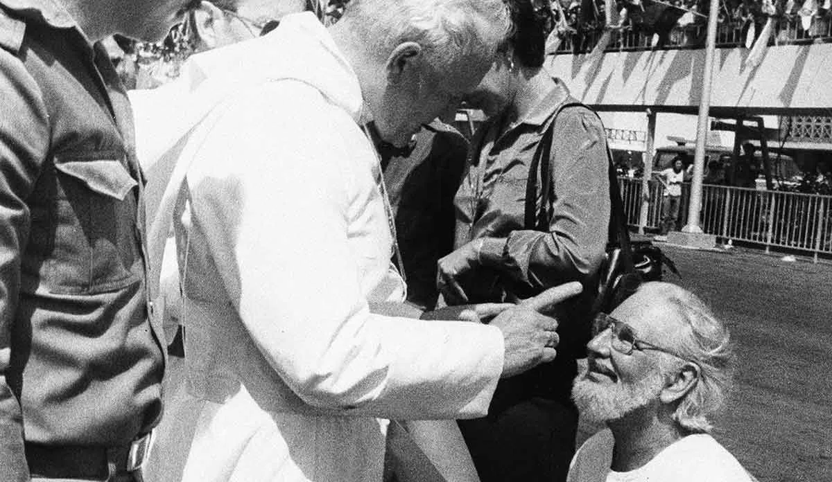 图5：教宗若望保禄二世“训斥”天主教神父埃内斯托·卡德纳尔