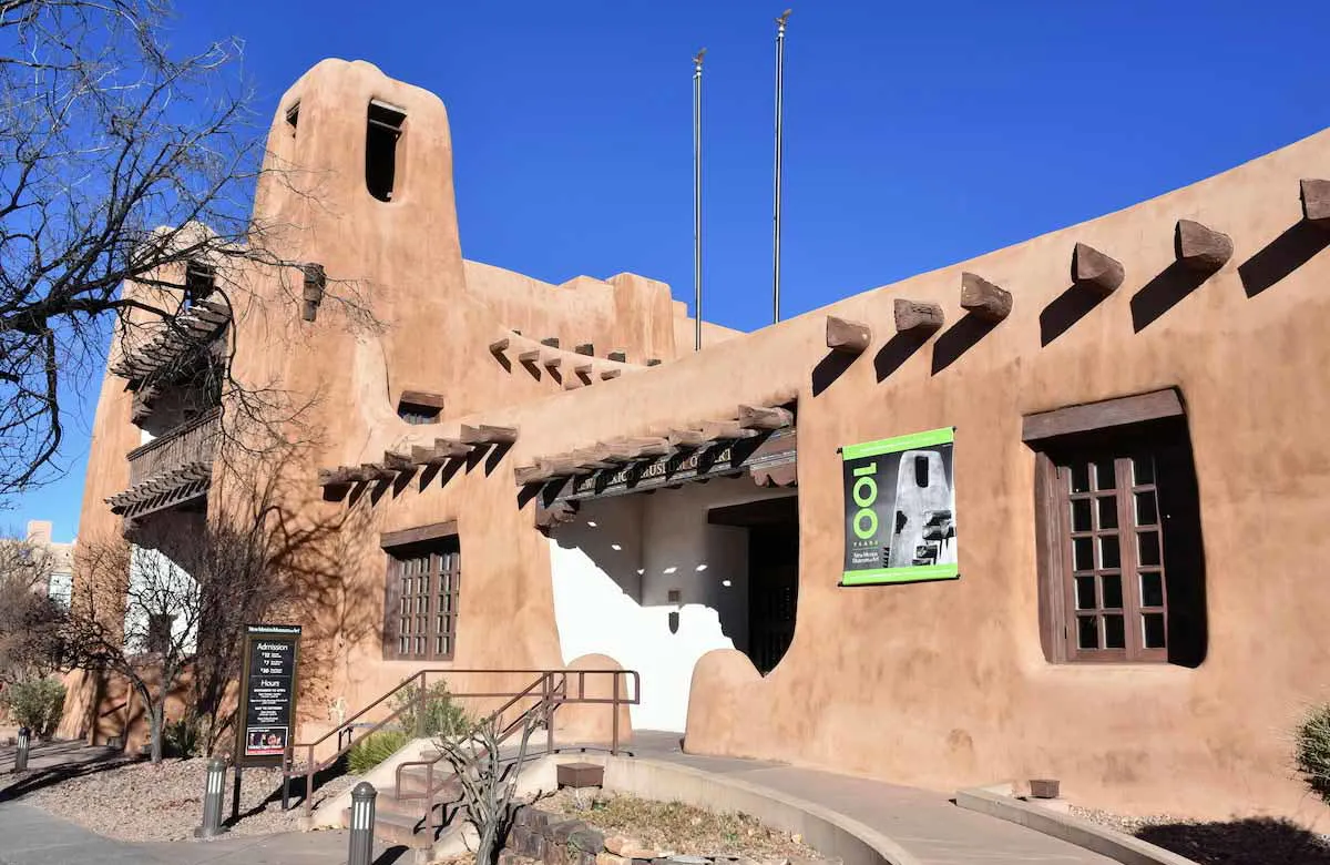 图4:新墨西哥艺术博物馆,展示了普韦布洛复兴式建筑风格,这是圣达菲城市面貌的显著特征之一