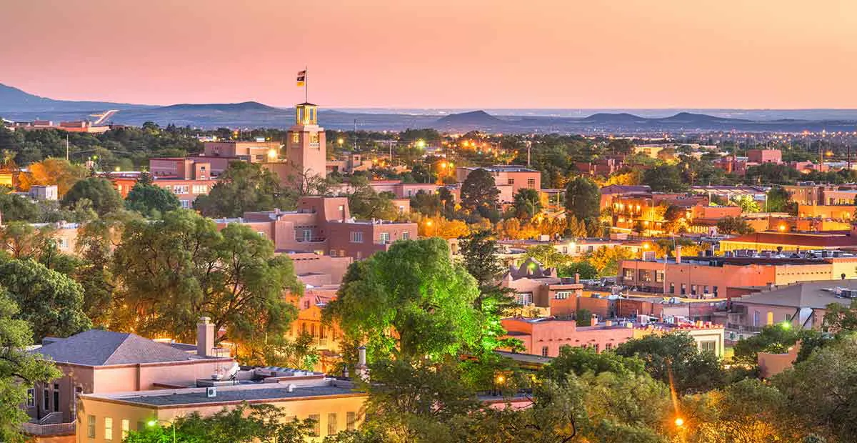 图3:新墨西哥州圣达菲市中心黄昏景色