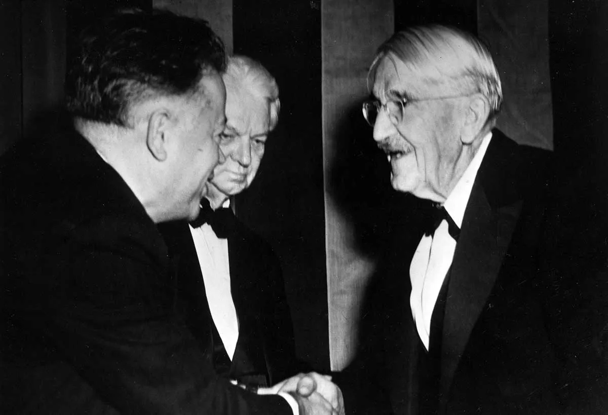 图片7：大卫·杜宾斯基祝贺约翰·杜威90岁生日