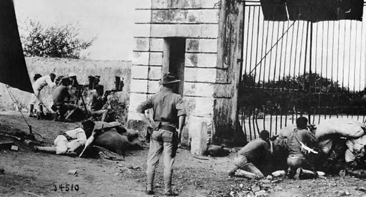 图片6:1915年美军海军陆战队在海地角保卫入口大门