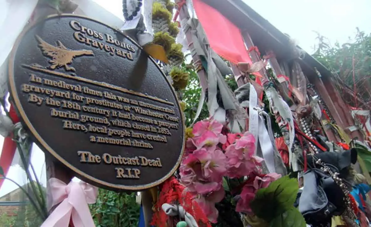 图4：十字骨墓园纪念牌