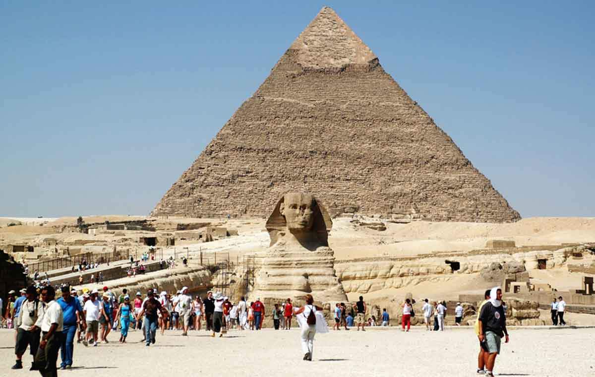 tourists-giza-1.jpg